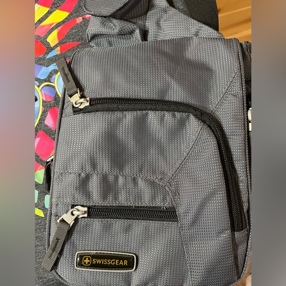 EUC Tank with feather earring/bracelet & Swissgear crossbody bundle - M - Picture 5 of 9